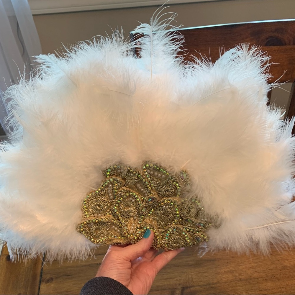 Elegant White Feathered Headpiece